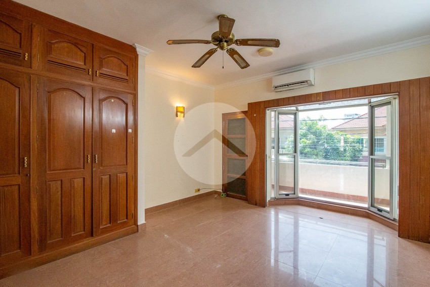 4 Bedroom Flat House For Rent - Tonle Bassac, Phnom Penh