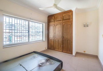 4 Bedroom Flat House For Rent - Tonle Bassac, Phnom Penh thumbnail