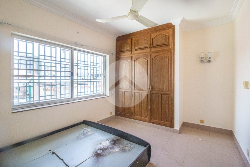 4 Bedroom Flat House For Rent - Tonle Bassac, Phnom Penh