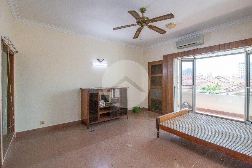 4 Bedroom Flat House For Rent - Tonle Bassac, Phnom Penh