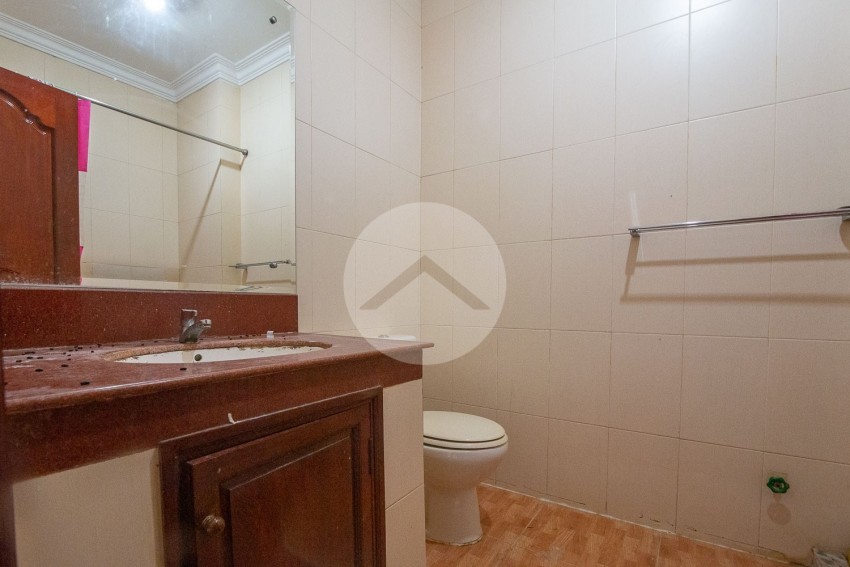 4 Bedroom Flat House For Rent - Tonle Bassac, Phnom Penh