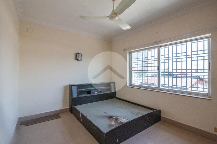 4 Bedroom Flat House For Rent - Tonle Bassac, Phnom Penh