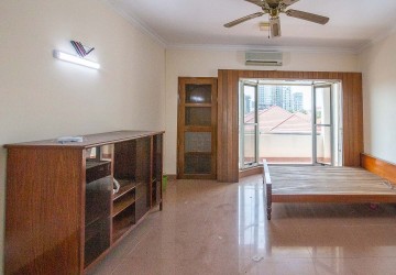 4 Bedroom Flat House For Rent - Tonle Bassac, Phnom Penh thumbnail