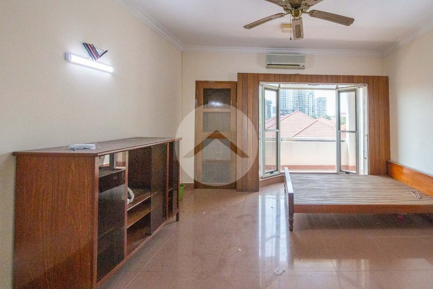 4 Bedroom Flat House For Rent - Tonle Bassac, Phnom Penh