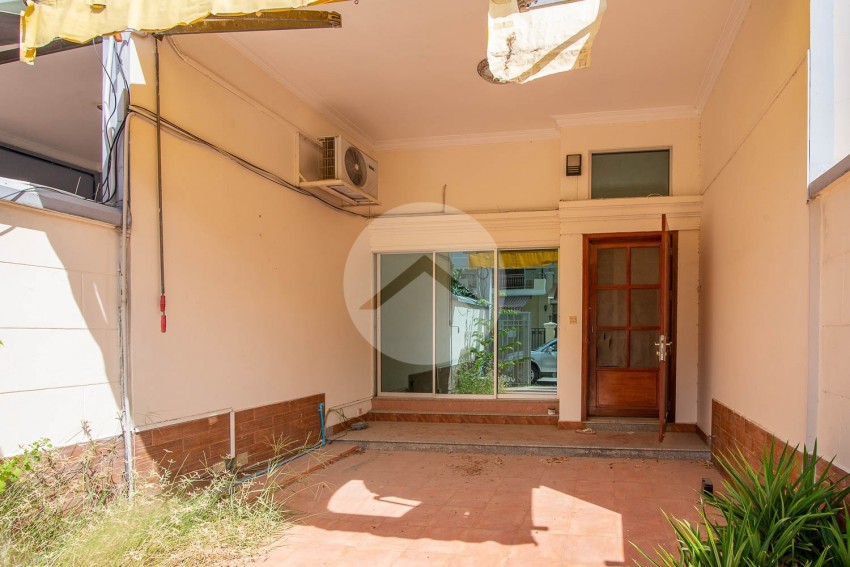 4 Bedroom Flat House For Rent - Tonle Bassac, Phnom Penh