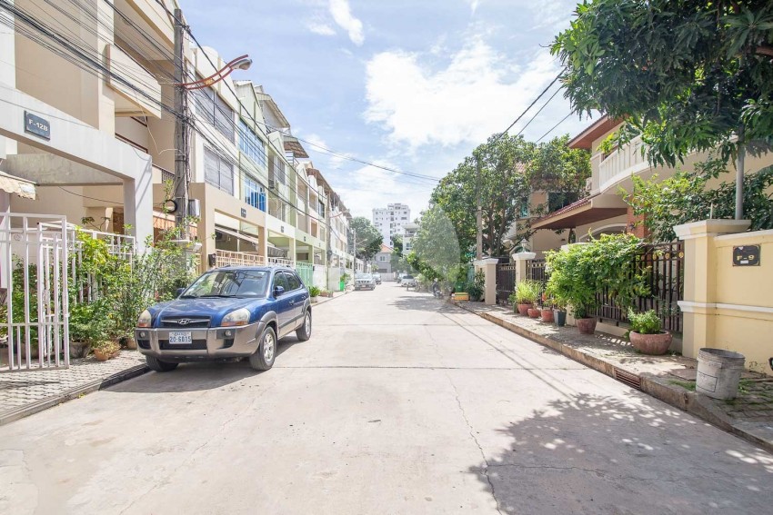 4 Bedroom Flat House For Rent - Tonle Bassac, Phnom Penh