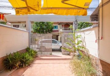 4 Bedroom Flat House For Rent - Tonle Bassac, Phnom Penh thumbnail