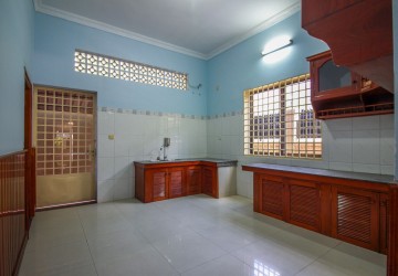 4 Bedroom Villa For Rent - Tonle Bassac, Phnom Penh thumbnail