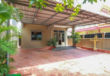 4 Bedroom Villa For Rent - Tonle Bassac, Phnom Penh thumbnail