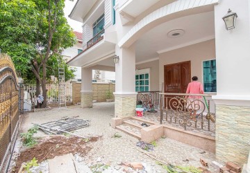 4 Bedroom Villa For Rent -Tonle Bassac, Phnom Penh thumbnail