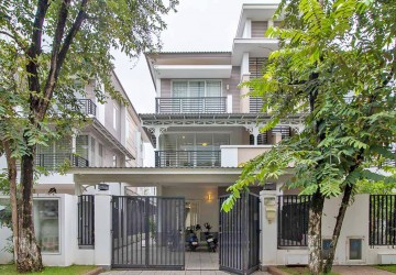 4 Bedroom Twin Villa For Rent - Nirouth, Phnom Penh thumbnail