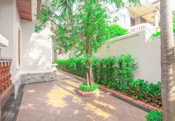 5 Bedroom Villa For Rent - Tonle Bassac, Phnom Penh thumbnail