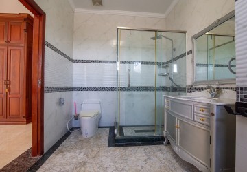 4 Bedroom Villa For Rent - Tonle Bassac, Phnom Penh thumbnail