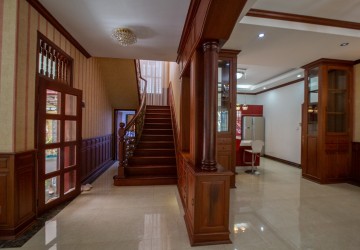 4 Bedroom Villa For Rent in Tonle Bassac, Phnom Penh thumbnail