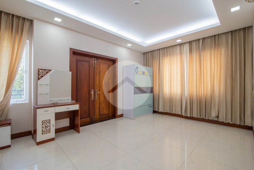 4 Bedroom Villa For Rent - Tonle Bassac, Phnom Penh