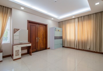 4 Bedroom Villa For Rent - Tonle Bassac, Phnom Penh thumbnail