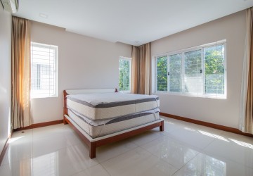 4 Bedroom Villa For Rent - Tonle Bassac, Phnom Penh thumbnail