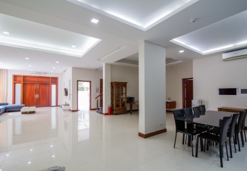 4 Bedroom Villa For Rent - Tonle Bassac, Phnom Penh thumbnail