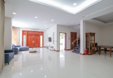 4 Bedroom Villa For Rent - Tonle Bassac, Phnom Penh thumbnail