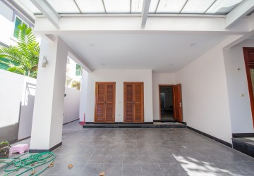 4 Bedroom Villa For Rent - Tonle Bassac, Phnom Penh thumbnail