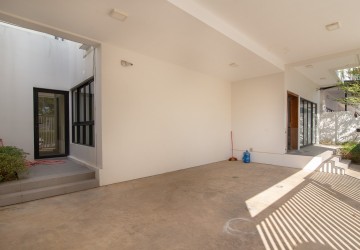 5 Bedroom Villa For Rent - Sras Chork, Phnom Penh thumbnail