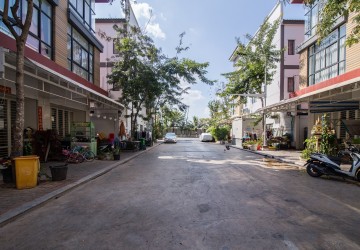 4 Bedroom Link House For Rent - Nirouth, Phnom Penh thumbnail