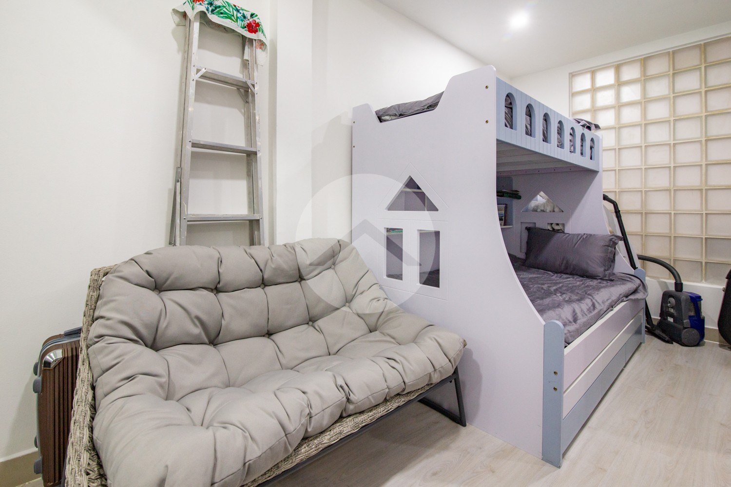 Renovated 2 Bedroom Apartment For Sale - Phsar Chas, Phnom Penh - Image 9 Renovated 2 Bedroom Apartment For Sale - Phsar Chas, Phnom Penh - Image 9