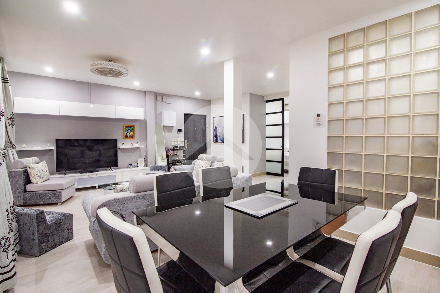 Renovated 2 Bedroom Apartment For Sale - Phsar Chas, Phnom Penh - Image 14 Renovated 2 Bedroom Apartment For Sale - Phsar Chas, Phnom Penh - Image 14