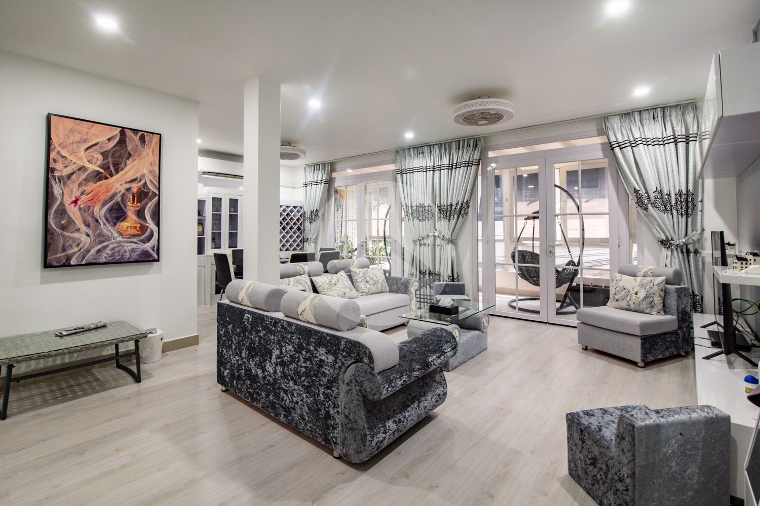 Renovated 2 Bedroom Apartment For Sale - Phsar Chas, Phnom Penh - Image 3 Renovated 2 Bedroom Apartment For Sale - Phsar Chas, Phnom Penh - Image 3