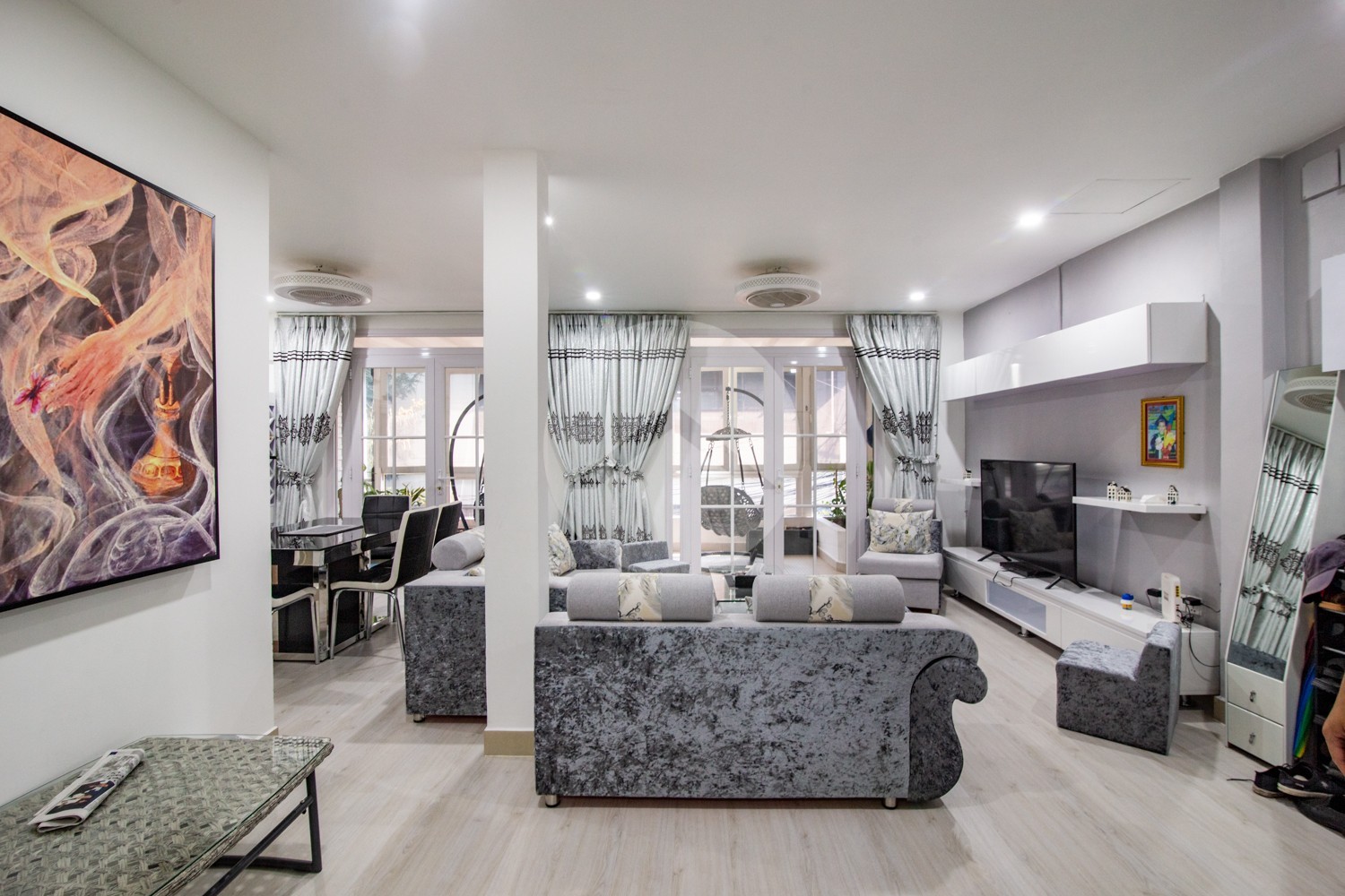 Renovated 2 Bedroom Apartment For Sale - Phsar Chas, Phnom Penh - Image 2 Renovated 2 Bedroom Apartment For Sale - Phsar Chas, Phnom Penh - Image 2