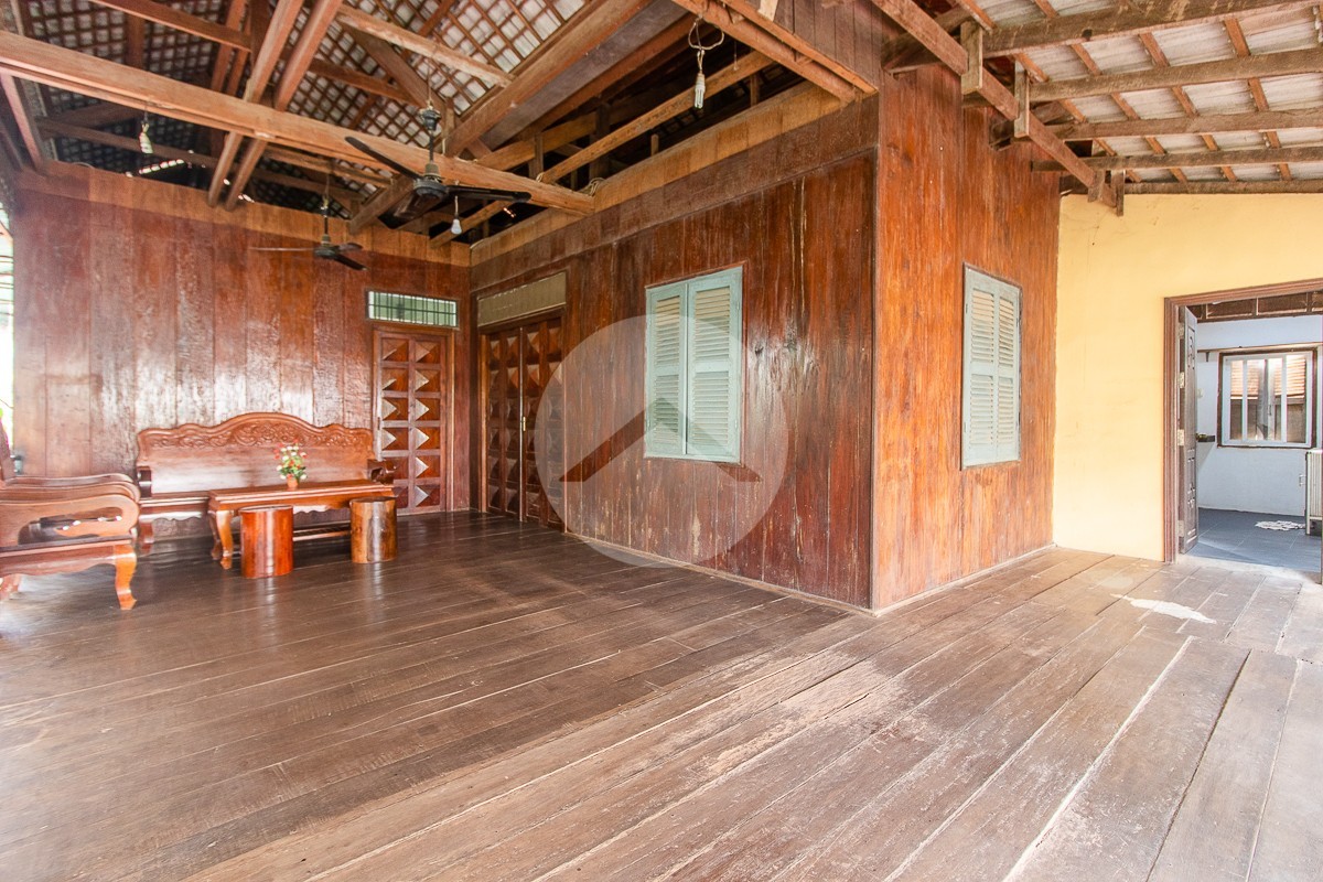 6 Bedroom Wooden House For Sale - Sala Kamreuk, Siem Reap