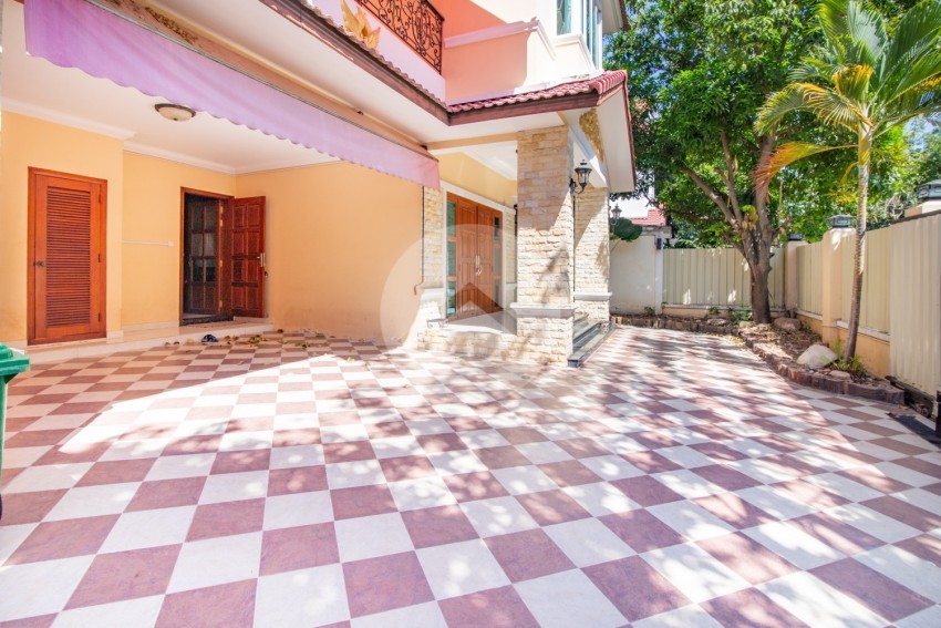 3 Bedroom Villa For Rent - Tonle Bassac, Phnom Penh