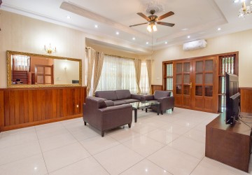 3 Bedroom Villa For Rent - Tonle Bassac, Phnom Penh thumbnail