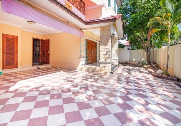 3 Bedroom Villa For Rent - Tonle Bassac, Phnom Penh thumbnail