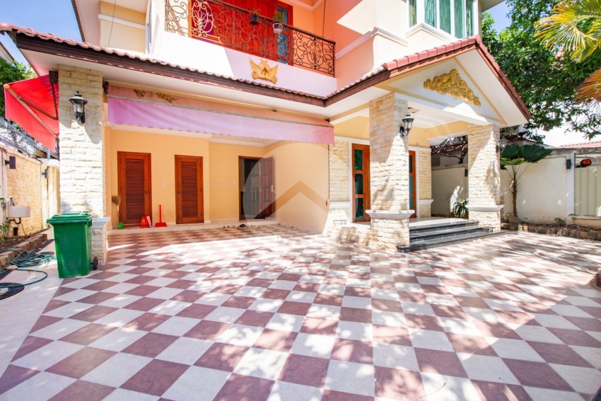 3 Bedroom Villa For Rent - Tonle Bassac, Phnom Penh