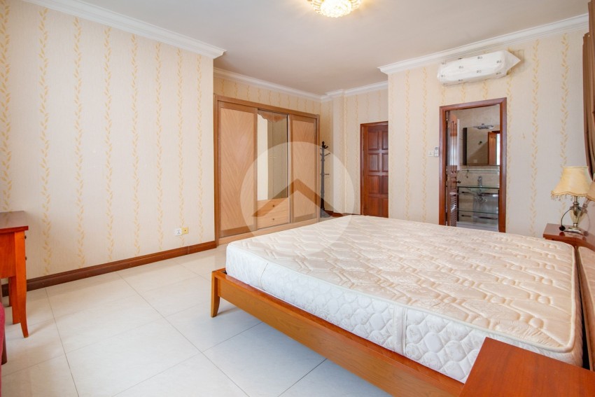 3 Bedroom Villa For Rent - Tonle Bassac, Phnom Penh