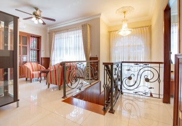 3 Bedroom Villa For Rent - Tonle Bassac, Phnom Penh thumbnail