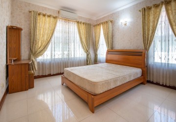 3 Bedroom Villa For Rent - Tonle Bassac, Phnom Penh thumbnail