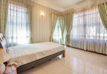 3 Bedroom Villa For Rent - Tonle Bassac, Phnom Penh thumbnail