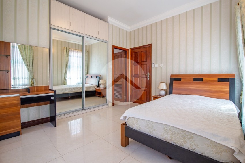 3 Bedroom Villa For Rent - Tonle Bassac, Phnom Penh