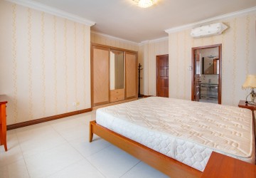 3 Bedroom Villa For Rent - Tonle Bassac, Phnom Penh thumbnail