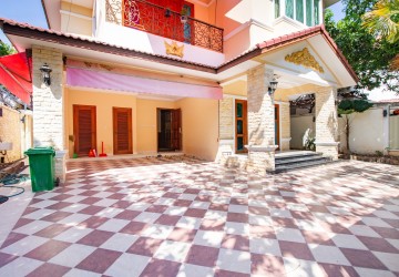 3 Bedroom Villa For Rent - Tonle Bassac, Phnom Penh thumbnail