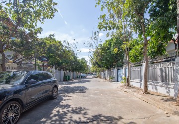 3 Bedroom Villa For Rent - Tonle Bassac, Phnom Penh thumbnail