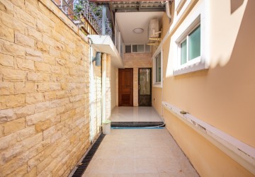 3 Bedroom Villa For Rent - Tonle Bassac, Phnom Penh thumbnail