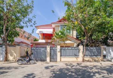 3 Bedroom Villa For Rent - Tonle Bassac, Phnom Penh thumbnail