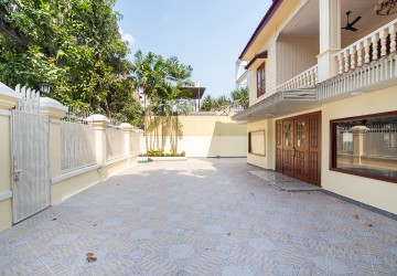 4 Bedroom Wooden Villa For Rent - BKK1, Phnom Penh thumbnail
