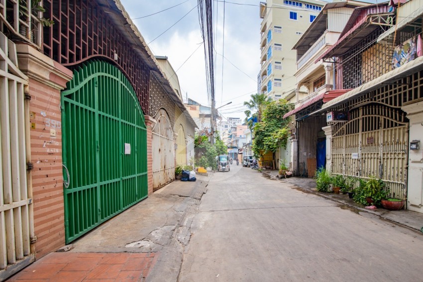 6 Bedroom Townhouse For Sale - Toul Tum Poung 2, Phnom Penh