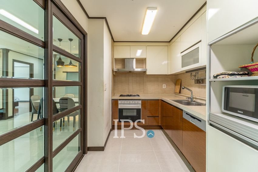 3 Bedroom Condo For Rent - Decastle Royal, BKK1,  Phnom Penh