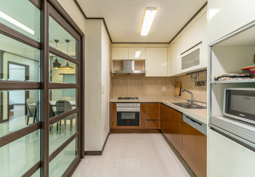3 Bedroom Condo For Rent - Decastle Royal, BKK1,  Phnom Penh thumbnail