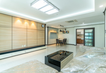 3 Bedroom Condo For Rent - Decastle Royal, BKK1,  Phnom Penh thumbnail